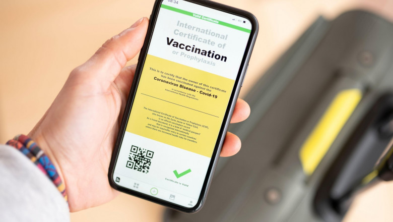 Doi angajați ai unei primării ar fi emis aproape 100 de certificate de vaccinare false