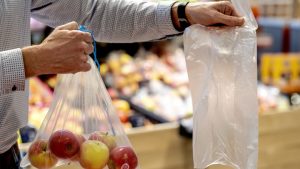 NjdkYjQ5ZTJiMWRiNzYxNTAwMDM3MWJmNmM4.thumb_-300x169 Franţa interzice de la 1 ianuarie ambalajele din plastic pentru fructe şi legume