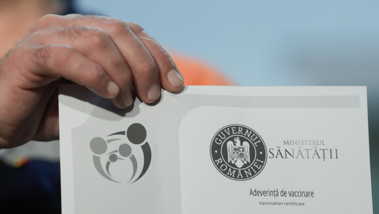 O asistentă care ar fi eliberat certificate de vaccinare false, reținută