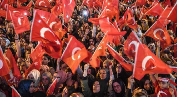 Turcii au ieșit în stradă împotriva lui Erdogan la Istanbul și Ankara, după ce lira s-a prăbușit