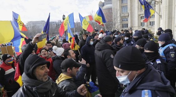 Protest AUR la Palatul Parlamentului împotriva certificatului verde