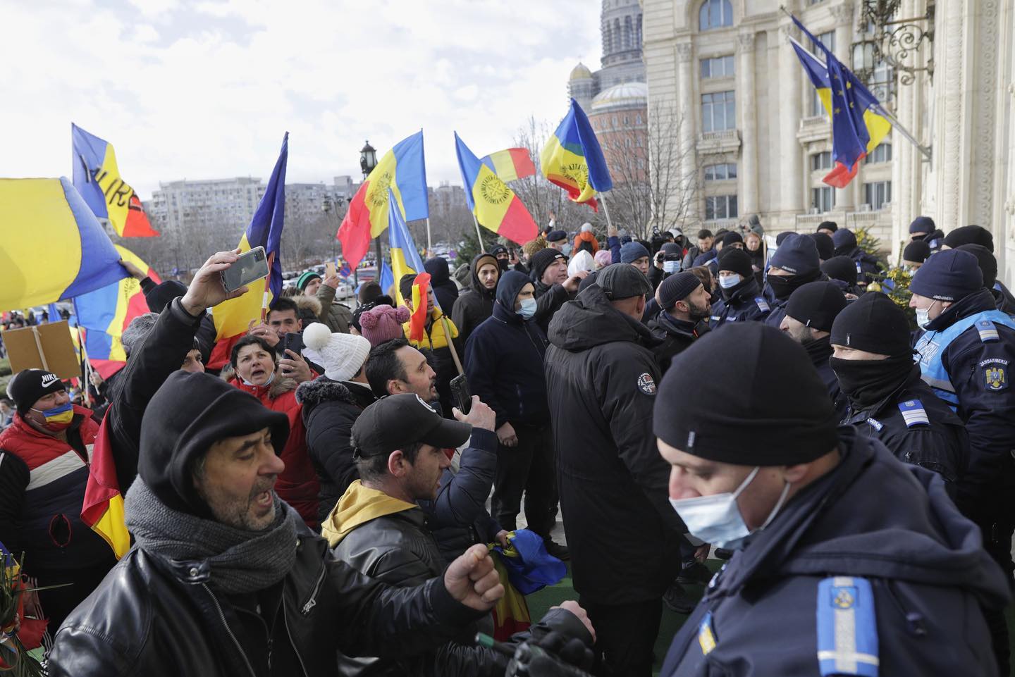 Protest AUR la Palatul Parlamentului împotriva certificatului verde