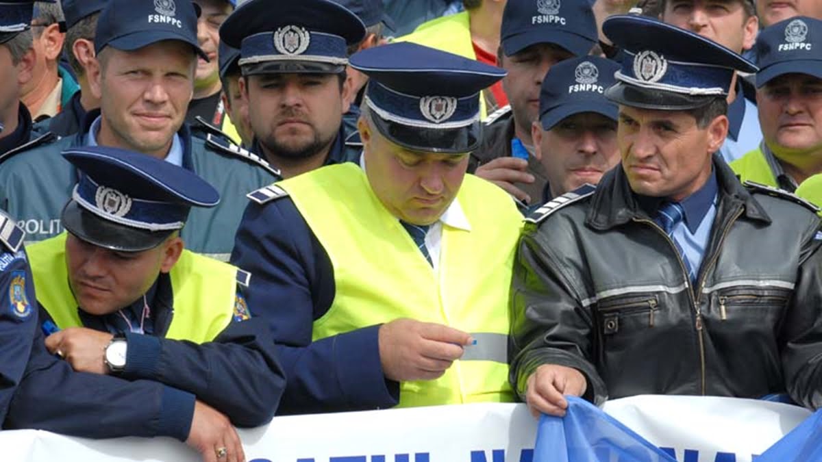 Polițiștii protestează la sediul PSD