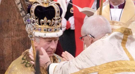 Regele Charles al III-lea a fost încoronat