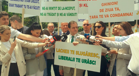 Parlamentarii Forța Dreptei protestează în fața Palatului Cotroceni