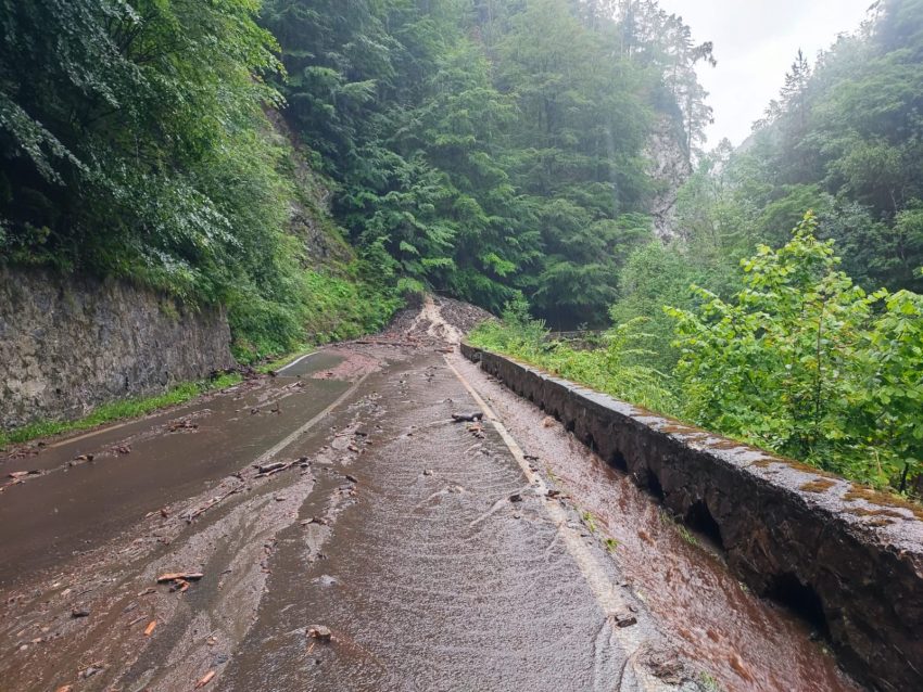 Prefectura-Brasov-3 Bucăți mari de pietre și aluviuni blochează traficul pe Transfăgărășan