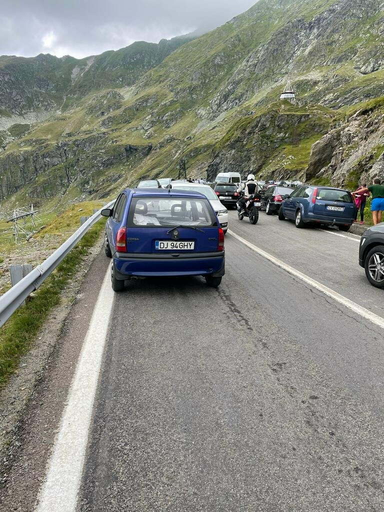 masini-parcate-transfagarasan Bucăți mari de pietre și aluviuni blochează traficul pe Transfăgărășan