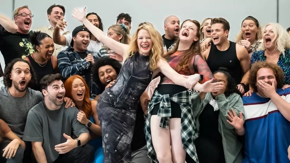 Kylie Minogue surprinde distribuția cu o vizită la repetițiile muzicalului