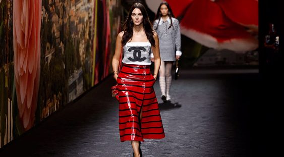 Chanel prezintă haine cu tivuri neregulate și șlapi la Săptămâna Modei din Paris