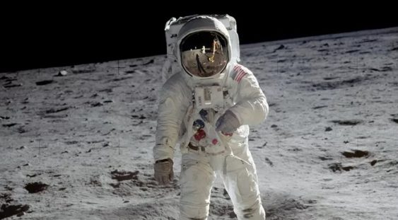 Prada se alătură NASA pentru a proiecta noul costum lunar