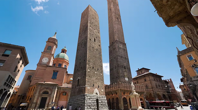 Turnul înclinat Garisenda din Bologna, închis din cauza temerilor privind înclinarea excesivă