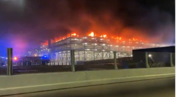 Incendiu masiv la Aeroportul Luton din Londra: Zboruri suspendate și sute de pasageri blocați