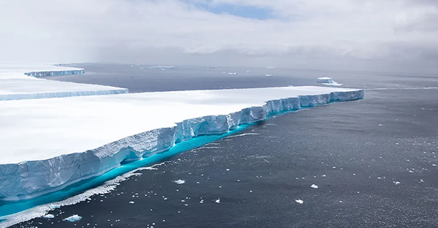 Cel mai mare iceberg din lume, începe să se miște după 30 de ani