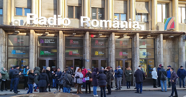 Angajații Radio România cer în stradă salarii decente