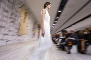 3-3-300x200 Glamour și eleganță la prezentarea Dior Haute Couture Spring-Summer 2024