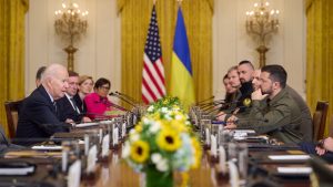  Dans le cadre de sa visite de travail aux États-Unis, le président ukrainien Volodymyr Zelensky échange le président des Etats-Unis Joe Biden à la maison blanche à Washington