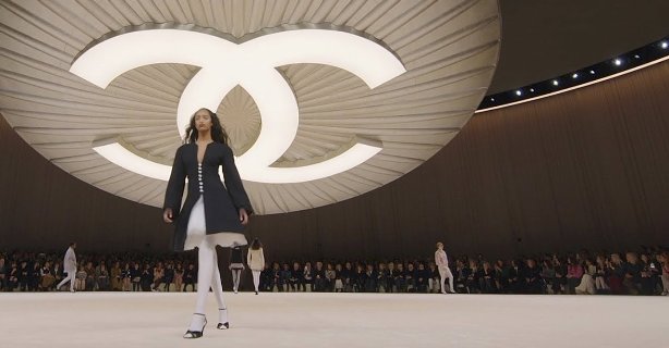 Spectacolul Chanel’s couture dominat de sacouri și jackete