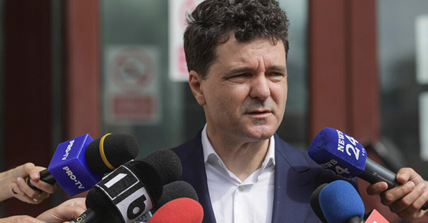 Nicuşor Dan îl acuză pe Crin Antonescu de favorizarea mafiei imobiliare în două cazuri de retrocedări ilegale din Bucureşti