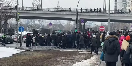 oameni-spre-cimitir-captura Funeraliile opozantului rus Aleksei Navalnîi, marcate de intervenția poliției și proteste împotriva regimului