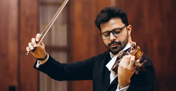 Răzvan Stoica aduce vioara Stradivarius în colegiile din București
