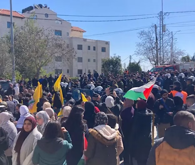 Hamas eliberează trei ostatici israelieni