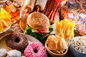 junk-food-addictive-102023-tout-b800b5c8c5c54e548e0ac651c29e0f2e-300x200 Trucuri cinice în industria alimentară ca și în cea a tutunului pentru a ne face dependenți de mâncarea ultraprocesată