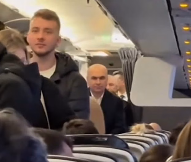 Bolojan a plecat la Londra cu un avion de linie
