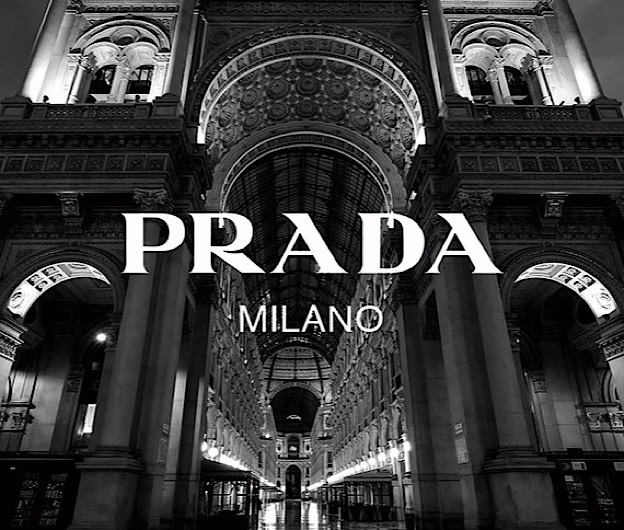 Prada, tot mai aproape de achiziția Versace pentru 1,5 miliarde de euro