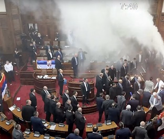 Haos în Parlamentul din Serbia: opoziția aruncă grenade fumigene și gaze lacrimogene, o deputată în stare critică