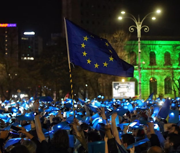 Peste 10.000 de oameni au participat la manifestația „EuRo Manifest” din Piața Victoriei