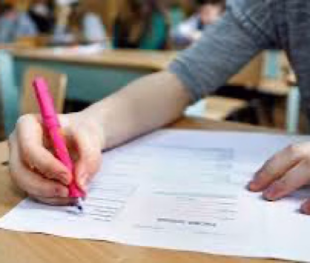 Elevii de clasa a VIII-a susțin proba la Matematică în cadrul simulării Evaluării Naționale