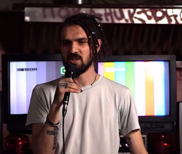 Comediantul rus Artemy Ostanin, arestat pentru „extremism”. Avocații susțin că a fost bătut și are o fractură de coloană vertebrală