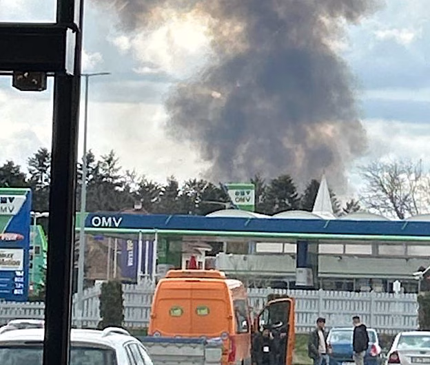 Incendiu de vegetație la ieșirea din Făgăraș spre Sibiu, în zona râului Olt