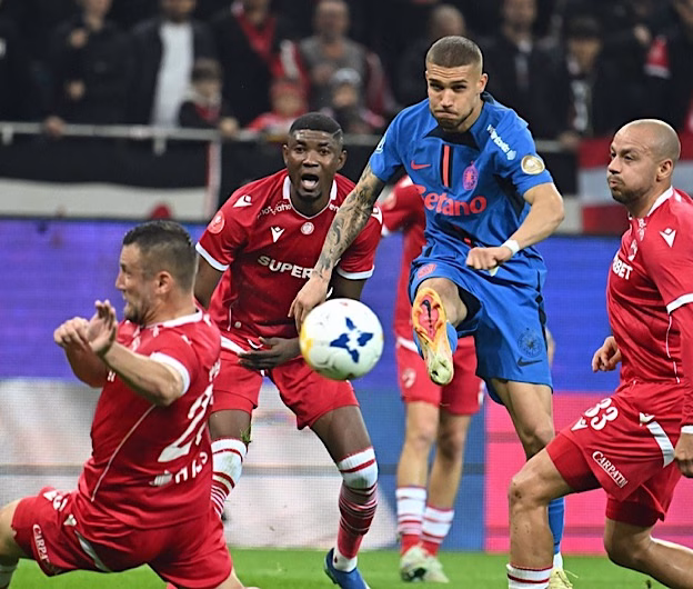 FCSB învinge Dinamo cu 2-1 și ajunge pe primul loc în Superligă, la egalitate de puncte cu Universitatea Craiova