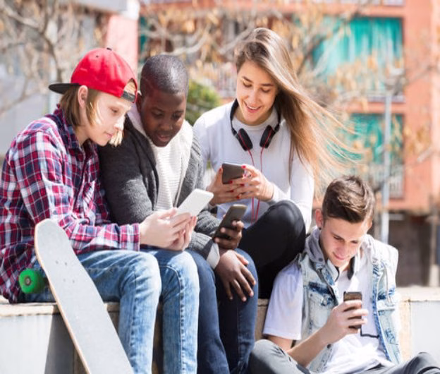 Efectul telefoanelor inteligente și a rețelelor sociale asupra adolescenților