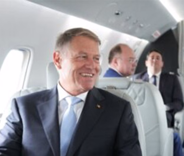 Klaus Iohannis, surprins măturând trotuarul în fața casei din Sibiu