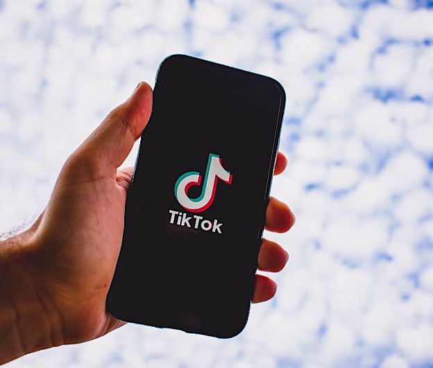 TikTok și Meta, sub lupa autorităților europene după alegerile anulate din România: zeci de mii de conturi false, rețele de influență și măsuri de urgență pentru integritatea platformelor