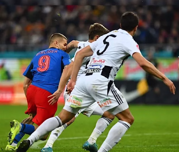 FCSB câștigă la limită cu U Cluj, după un penalti validat de VAR. Echipa lui Charalambous, lider în play-off