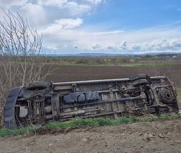 Accident rutier la Pașcani: Microbuz cu 15 persoane răsturnat – două victime transportate la spital, Planul Roșu dezactivat