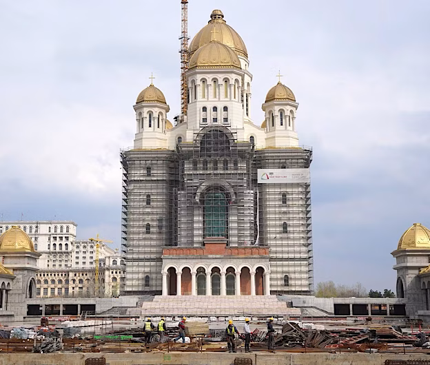 Crucea de pe turla mare a Catedralei Naționale, care cântărește șapte tone, este montată marți.