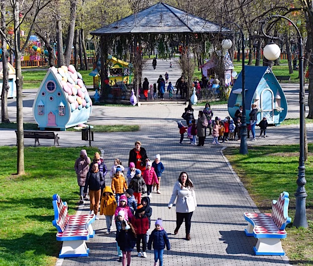 Târgul de Paște din Craiova debutează în ritm de carnaval și promite o experiență de poveste