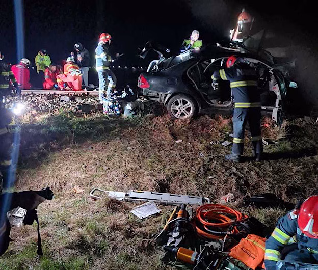 Tragedie feroviară la Podu Iloaiei: O persoană a murit, iar două au fost grav rănite după ce un autoturism a fost lovit de tren