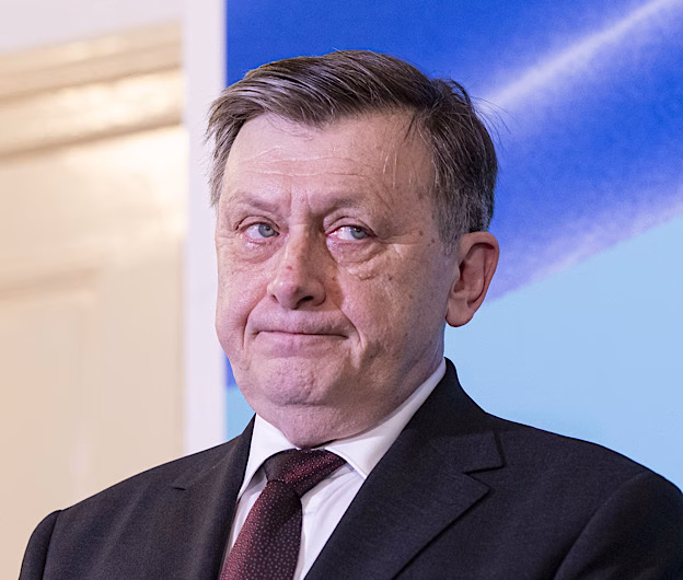 Institutul soțului deputatei PSD îl împinge pe Crin Antonescu în turul doi