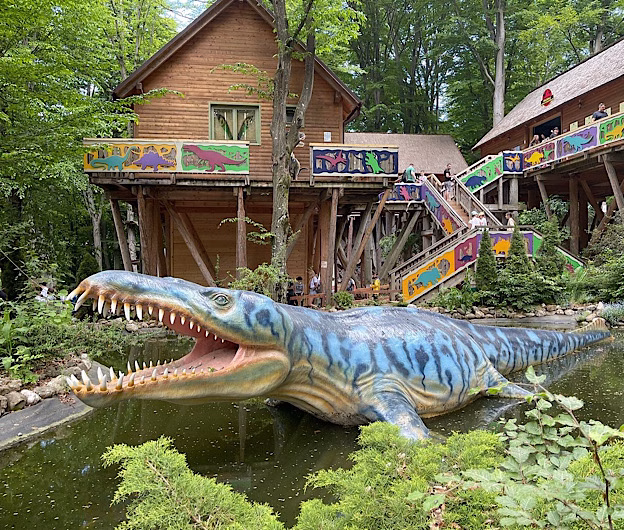 Paște printre dinozauri: Dino Parc Râșnov pregătește un weekend magic pentru cei mici