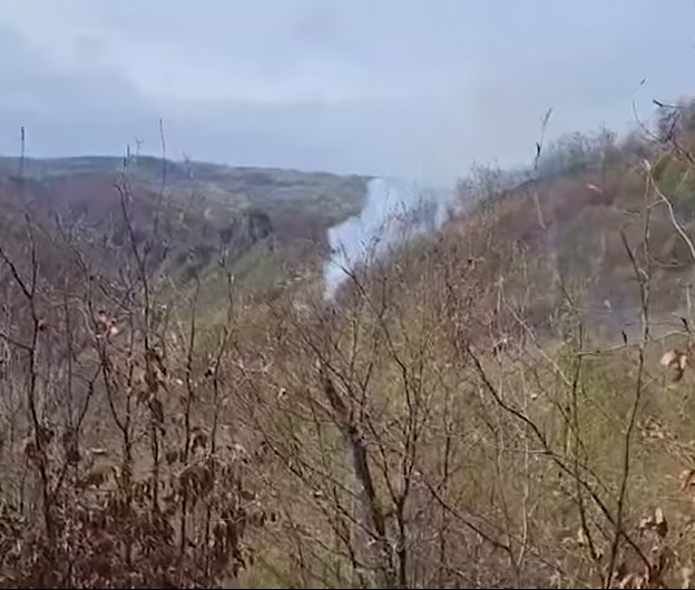 Incendiu de proporții în pădurile din Argeș: Intervenție aeriană și terestră pentru stingerea flăcărilor