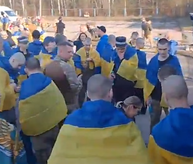Cel mai mare schimb de prizonieri de război de până acum între Rusia și Ucraina: peste 500 de persoane repatriate