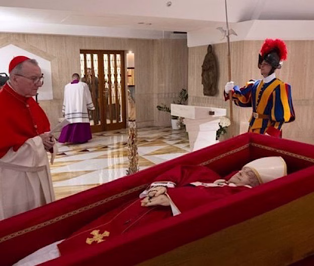 Papa Francisc a murit: Vaticanul publică primele imagini cu trupul neînsuflețit; pregătirile funerare în curs