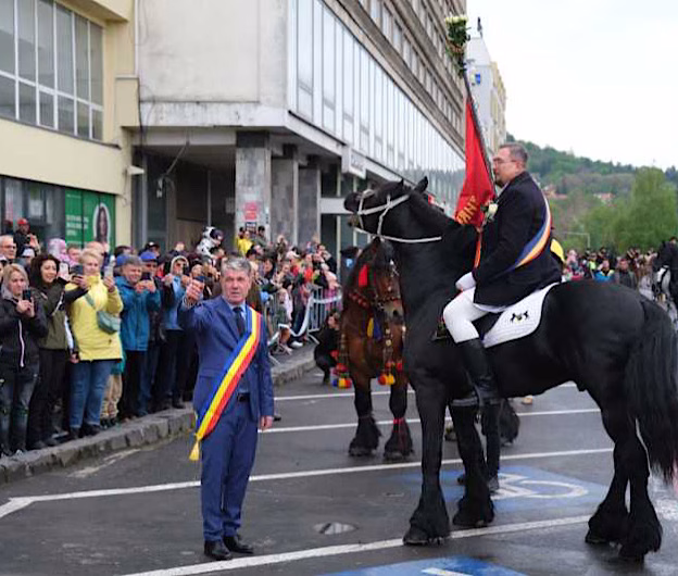 Sărbătoare în ciuda ploii: Mii de oameni au aplaudat Parada Junilor din Brașov