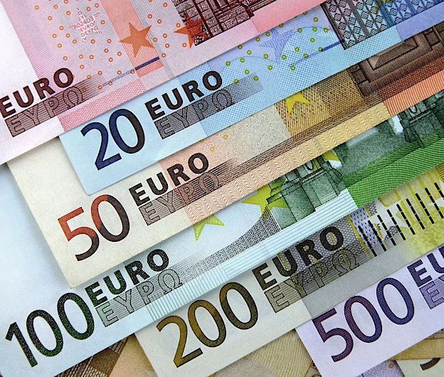 Cursul euro a depășit pragul psihologic de 5 lei: leul se prăbușește în contextul incertitudinii politice după turul I al prezidențialelor