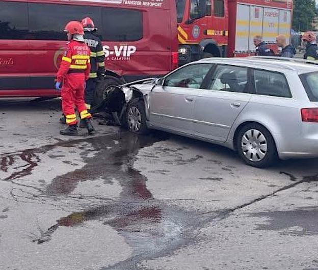 Accident grav în Brașov: 13 persoane rănite, dintre care 10 copii, în urma coliziunii dintre un microbuz și un autoturism